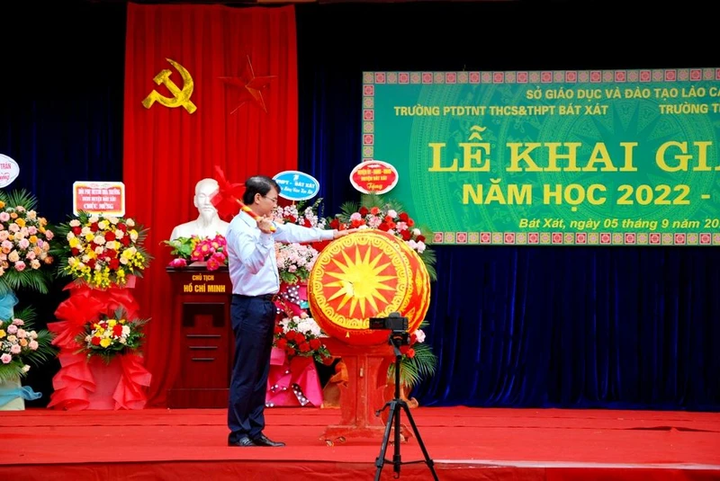 Bí thư Tỉnh ủy Đặng Xuân Phong đánh trống khai giảng năm học mới.