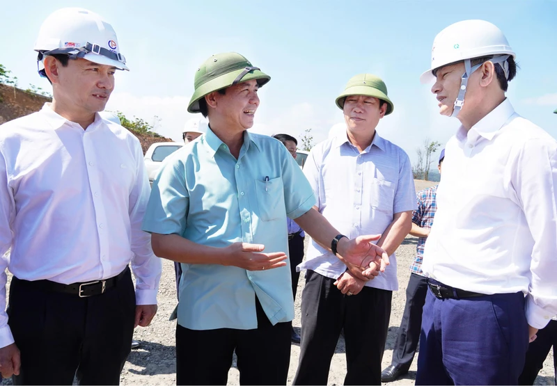 Phó Bí thư Tỉnh ủy, Chủ tịch Ủy ban nhân dân tỉnh Quảng Trị Võ Văn Hưng (mũ cối đứng giữa) kiểm tra các dự án điện gió ở huyện Hướng Hóa.