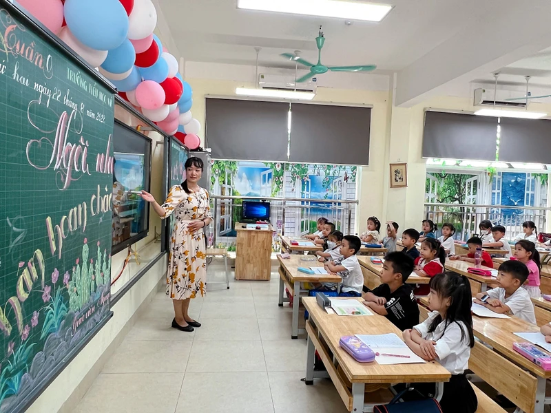 Học sinh lớp 1 Trường Tiểu học và Trung học cơ sở Hoàng Hoa Thám, thành phố Bắc Ninh, tỉnh Bắc Ninh trong giờ học. 