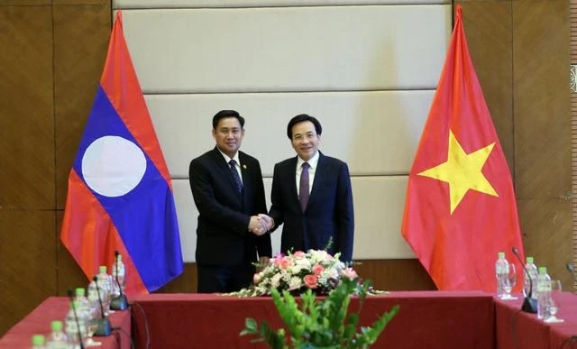 Bộ trưởng, Chủ nhiệm Văn phòng Chính phủ Việt Nam Trần Văn Sơn (phải) và Bộ trưởng, Chủ nhiệm Văn phòng Phủ Thủ tướng Lào Alounxai Sounnalath.