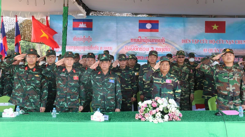Đại diện lãnh đạo thuộc quân đội ba nước tại lễ khai mạc.