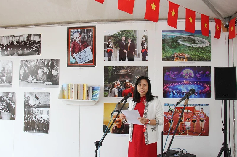Ủy viên Ban Biên tập Nguyễn Thị Thu Hà phát biểu tại lễ khai trương.