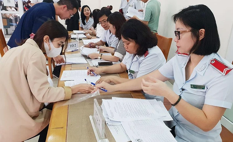 Đại diện các đơn vị nợ đóng bảo hiểm xã hội ký nhận quyết định công bố thanh tra của Thanh tra thành phố Hà Nội. (Ảnh: Hà Nội mới)