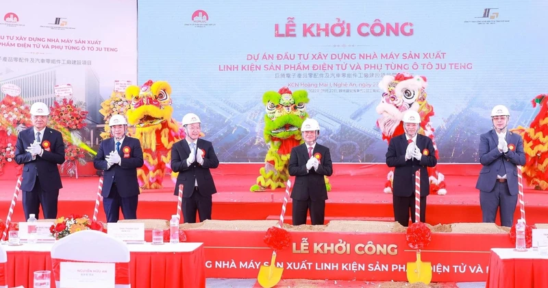Lãnh đạo tỉnh Nghệ An và Tập đoàn Ju Teng thực hiện nghi lễ khởi công dự án. 