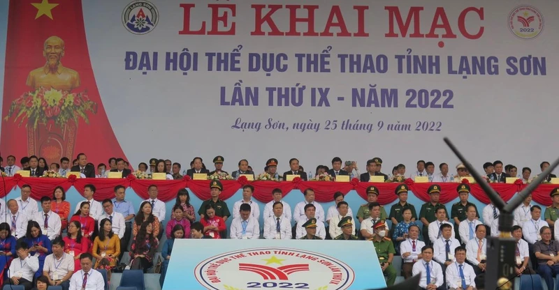 Các đồng chí lãnh đạo Tỉnh ủy, Hội đồng nhân dân, Ủy ban nhân dân tỉnh cùng các đại biểu tham dự Lễ khai mạc Đại hội Thể dục thể thao của tỉnh Lạng Sơn lần thứ 9. 