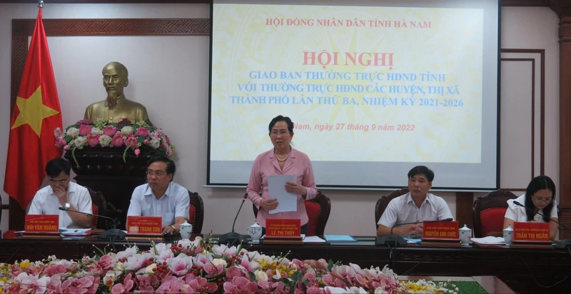 Đồng chí Lê Thị Thủy, Bí thư Tỉnh ủy, Chủ tịch Hội đồng nhân dân tỉnh Hà Nam phát biểu tại hội nghị.