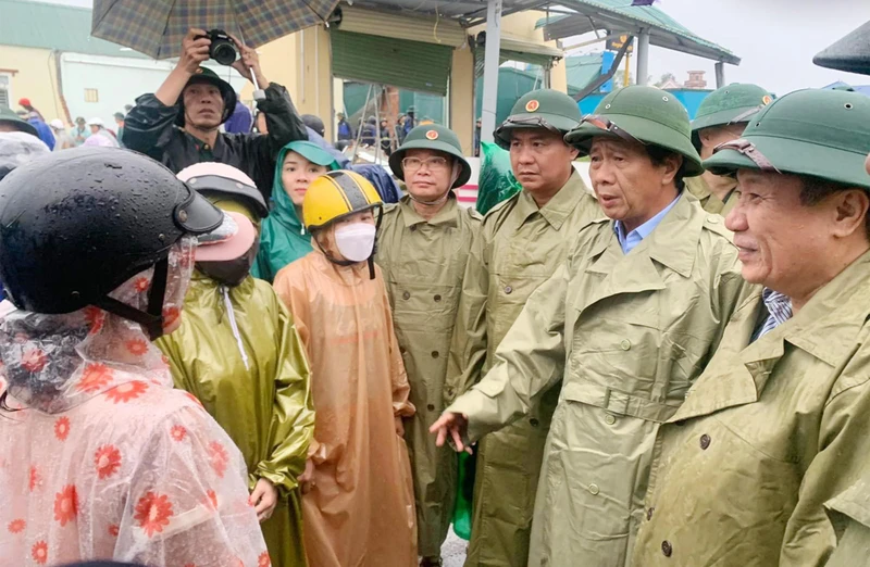 Phó Thủ tướng Lê Văn Thành và lãnh đạo tỉnh Quảng Trị kiểm tra công tác phòng, chống bão, thăm hỏi người dân huyện Triệu Phong.