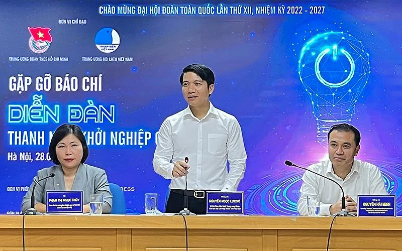 Đồng chí Nguyễn Ngọc Lương trao đổi thông tin về diễn đàn.