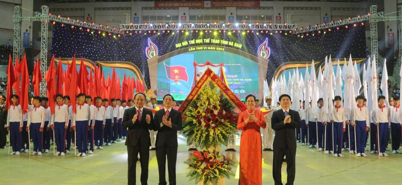 Các đồng chí lãnh đạo tỉnh Hà Nam tặng hoa cho Đại hội.