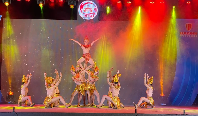 Biểu diễn nghệ thuật trong Lễ khai mạc “Ngày Văn hóa, du lịch tỉnh Ninh Thuận tại Hà Nội”.