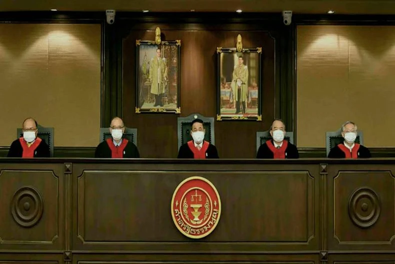 Các thẩm phán Tòa án Hiến pháp Thái Lan tại buổi ra phán quyết. 