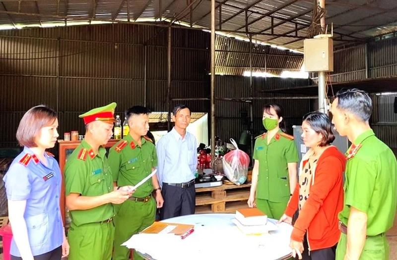 Cơ quan Cảnh sát điều tra Công an tỉnh Đắk Lắk tống đạt quyết định khởi tố vụ án, khởi tố bị can đối với Nguyễn Thị Thúy Kiều.