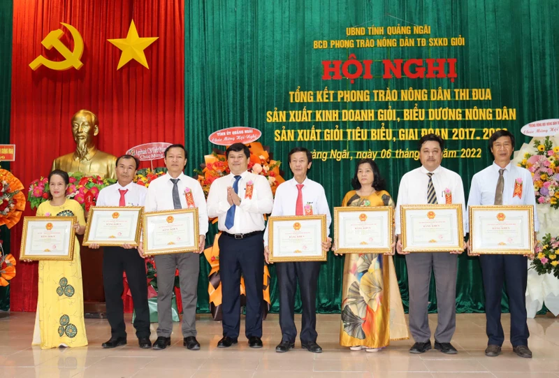 Lãnh đạo Ủy ban nhân dân tỉnh Quảng Ngãi trao Bằng khen cho các tập thể, cá nhân có thành tích xuất sắc trong phong trào nông dân thi đua sản xuất, kinh doanh giỏi, giai đoạn 2017-2022. 