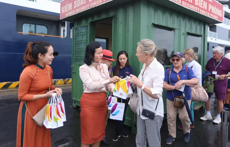 Sở Du lịch thành phố Đà Nẵng tặng quà lưu niệm cho các du khách trên du thuyền Le Lapérouse.