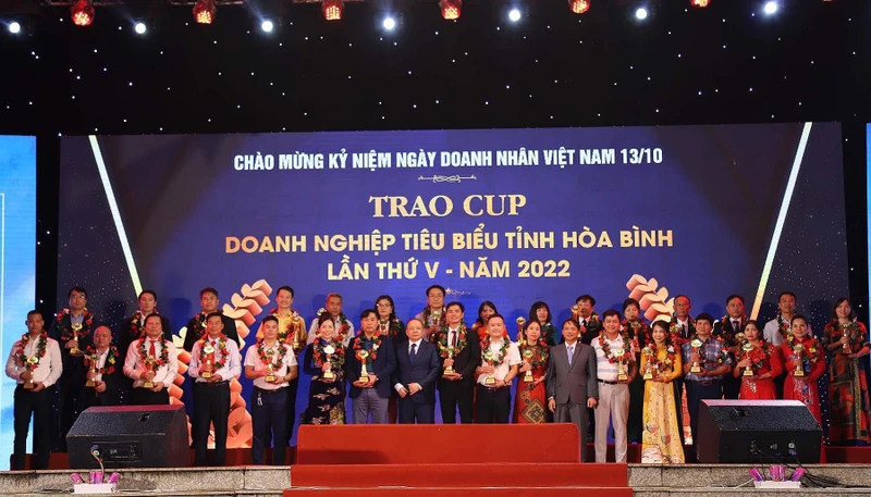 Chủ tịch Ủy ban nhân dân tỉnh Hòa Bình Bùi Văn Khánh trao cup cho các doanh nghiệp tiêu biểu.