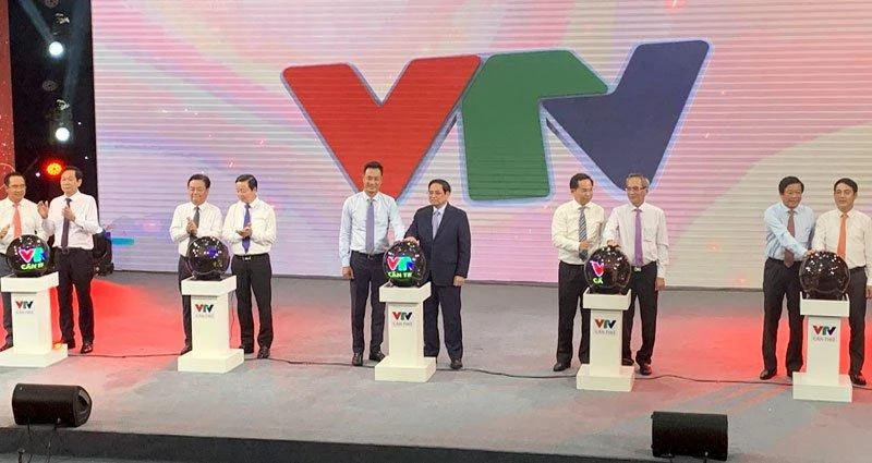Thủ tướng Phạm Minh Chính và các đại biểu thực hiện nghi thức ra mắt kênh VTV Cần Thơ.