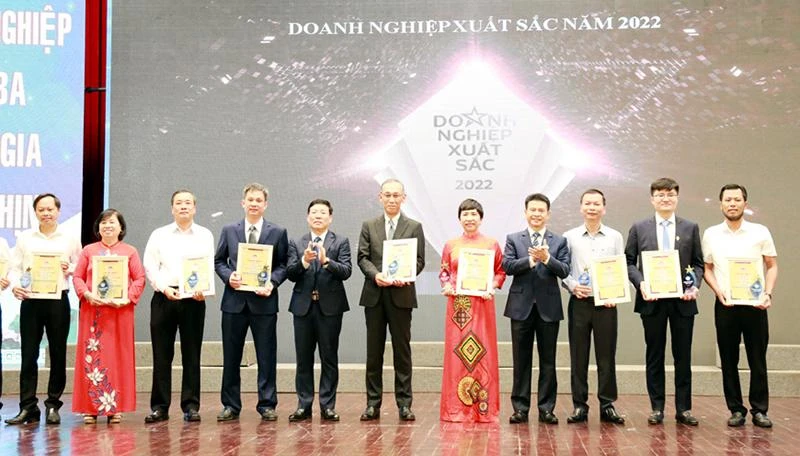 Lãnh đạo tỉnh Vĩnh Phúc trao cup và giấy chứng nhận cho các doanh nhân tiêu biểu năm 2022.