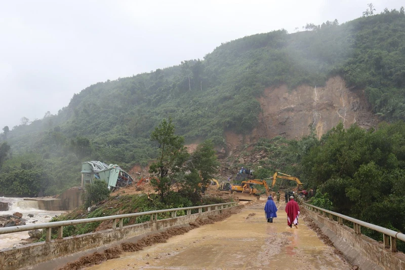 Quảng Ngãi yêu cầu kịp thời sơ tán dân vùng có nguy cơ cao xảy ra lũ quét, sạt lở đất đến nơi an toàn.