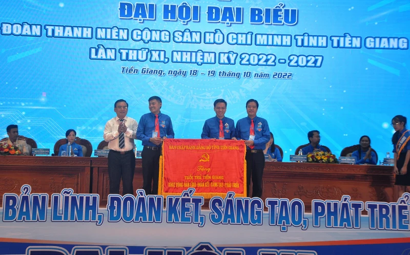 Đại diện Tỉnh ủy Tiền Giang tặng bức trướng cho Ban Thường vụ Tỉnh đoàn Tiền Giang.