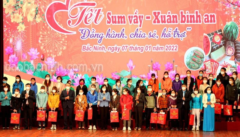 Lãnh đạo tỉnh Bắc Ninh và Tổng Liên đoàn Lao động Việt Nam tặng quà đoàn viên, người lao động có hoàn cảnh khó khăn trong Chương trình Tết sum vầy - Xuân bình an năm 2022. 