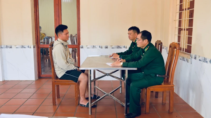 Bộ đội biên phòng Đồn Trà Cổ, Móng Cái lấy lời khai của đối tượng Phạm Văn Hợp.