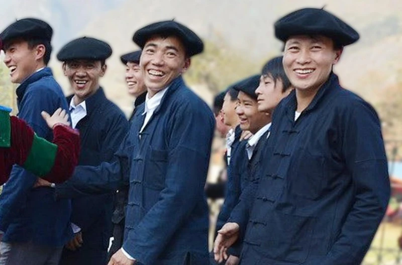 Chiếc mũ nồi không thể thiếu trong bộ trang phục nam truyền thống của người H’Mông.