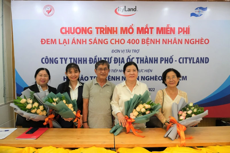 Đại diện CityLand tặng số tiền mổ mắt miễn phí cho 400 bệnh nhân khó khăn thông qua Hội Bảo trợ Bệnh nhân nghèo Thành phố Hồ Chí Minh.