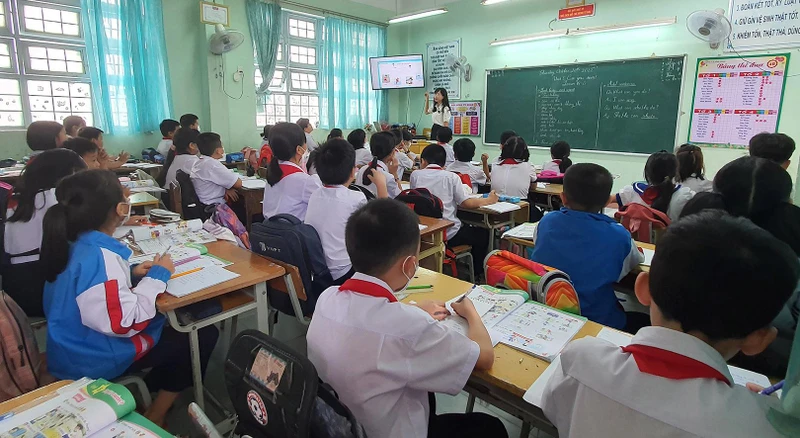 Cô Cao Thanh Diễm Quỳnh được phân công dạy Tiếng Anh liên trường tại Trường Tiểu học Lê Hồng Phong.