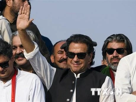 Cựu Thủ tướng Pakistan Imran Khan (giữa) tại một cuộc mít-tinh ở Islamabad. 