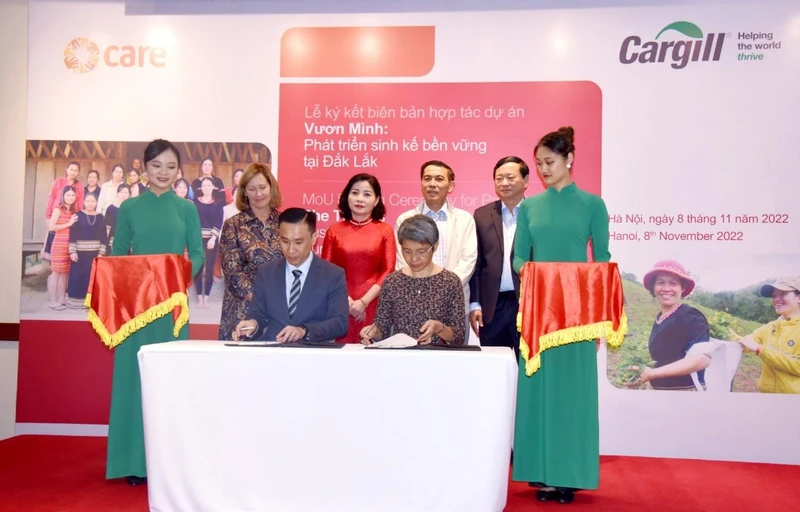Ký kết Biên bản Ghi nhớ hợp tác thực hiện dự án “Vươn mình” giữa Cargill và CARE International.