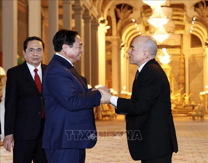 Thủ tướng Phạm Minh Chính hội kiến Quốc vương Campuchia Norodom Sihamoni. (Ảnh: TTXVN) 
