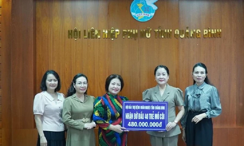 Hội Bảo trợ bệnh nhân nghèo Quảng Bình trao 480 triệu đồng trong chương trình “Mẹ đỡ đầu - Kết nối yêu thương” cho 40 trẻ mồ côi khó khăn trong tỉnh.