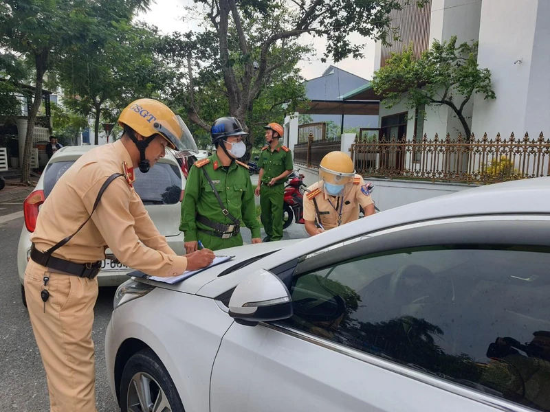 Công an thành phố Hà Tĩnh xử phạt các phương tiện dừng, đỗ sai quy định.