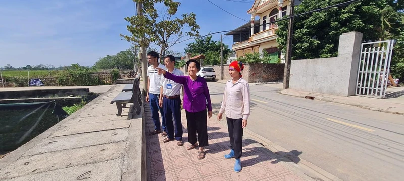 Bà Đỗ Thị Hường, Bí thư Chi bộ thôn Đồng Sáo, thị trấn Thanh Lãng (thứ 2 từ phải sang) cùng người dân giám sát việc tuân thủ pháp luật đất đai. 