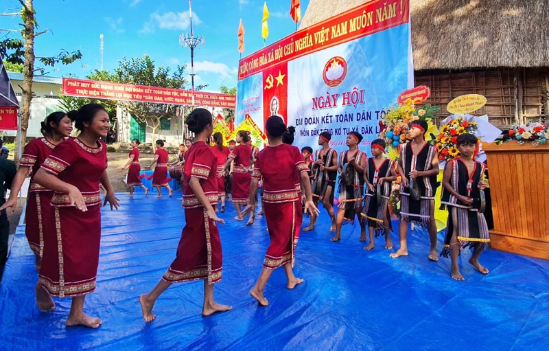 Đồng bào dân tộc thiểu số thôn Đăk Tiêng Kơ Tu biểu diễn cồng chiêng, múa xoang chào mừng Ngày hội.