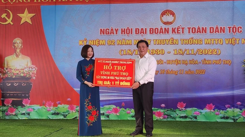 Đồng chí Nguyễn Xuân Thắng trao kinh phí hỗ trợ xây dựng nhà đại đoàn kết trên địa bàn huyện Hạ Hòa.