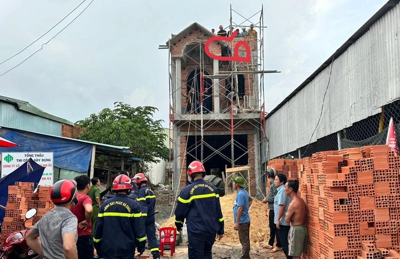 Hiện trường vụ sập và cứu nạn thành công nạn nhân bị mắc kẹt trên tầng 3. 