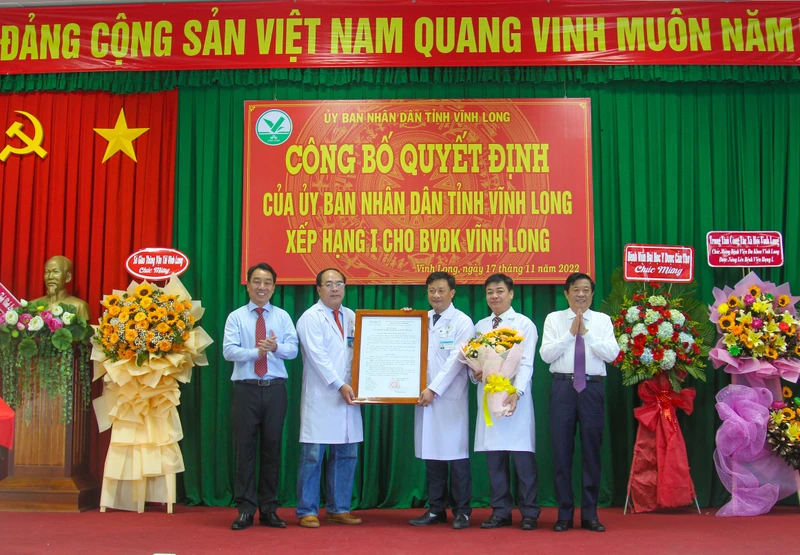 Lãnh đạo tỉnh Vĩnh Long trao quyết định công nhận bệnh viện hạng I cho Ban lãnh đạo Bệnh viện đa khoa tỉnh Vĩnh Long. 