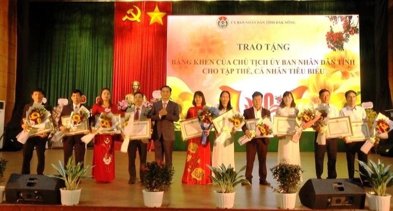 Tỉnh Đắk Nông trao tặng Bằng khen cho 10 tập thể có đóng góp cho sự phát triển ngành giáo dục và đào tạo tỉnh Đắk Nông.