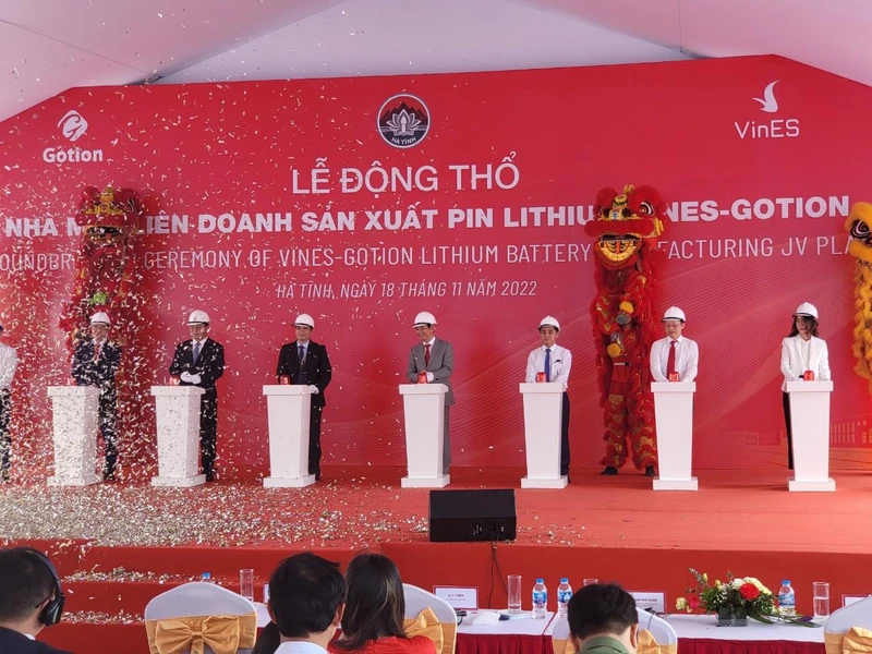 Đại diện lãnh đạo tỉnh Hà Tĩnh và nhà đầu tư ấn nút động thổ dự án. 