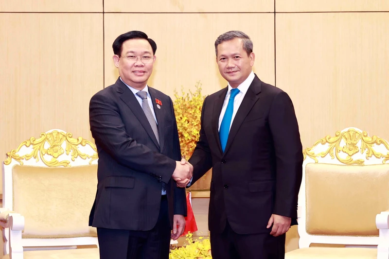 Chủ tịch Quốc hội Vương Đình Huệ (bên trái) tiếp Đại tướng Hun Manet, Phó Tổng Tư lệnh, Tư lệnh Lục quân Quân đội Hoàng gia Campuchia. (Ảnh: TTXVN)