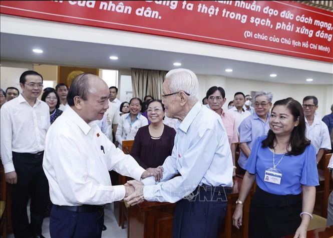 Chủ tịch nước Nguyễn Xuân Phúc tiếp xúc các cử tri quận 10, Thành phố Hồ Chí Minh.