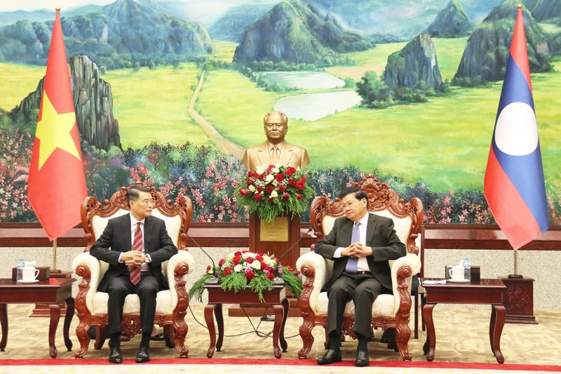 Tổng Bí thư, Chủ tịch nước Lào Thongloun Sisoulith tiếp đồng chí Lê Minh Hưng, Bí thư Trung ương Đảng, Chánh Văn phòng Trung ương Đảng. 