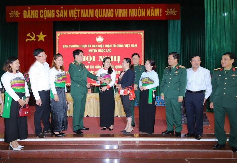 Đại tướng Lương Cường và các địa biểu Quốc hội khóa XV tỉnh Thanh Hóa trao đổi với cử tri huyện Ngọc Lặc