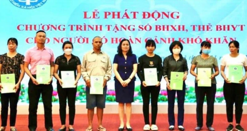 Bảo hiểm xã hội tỉnh Hải Dương trao tặng sổ bảo hiểm xã hội cho các hộ nghèo ở thành phố Hải Dương.