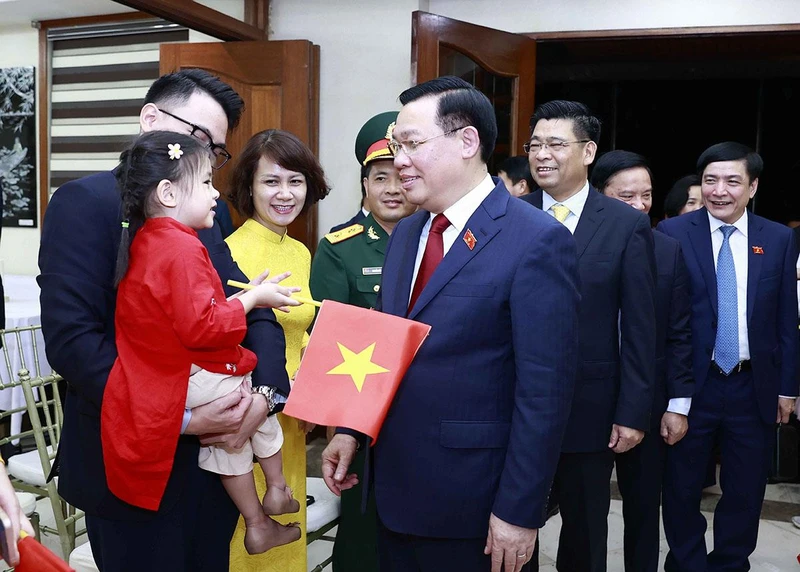 Chủ tịch Quốc hội Vương Đình Huệ thăm và nói chuyện với cán bộ, nhân viên Đại sứ quán Việt Nam tại Philippines. (Ảnh: TTXVN) 