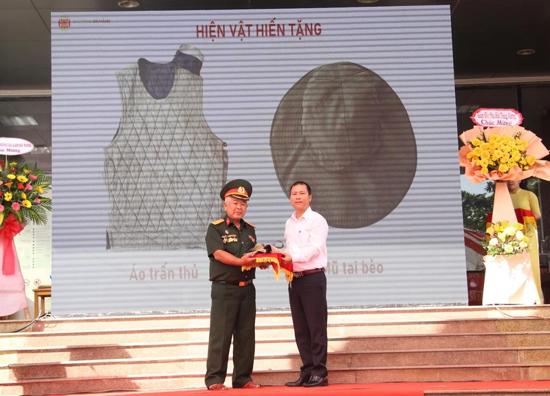 Bảo tàng Đà Nẵng tiếp nhận các hiện vật được hiến tặng.