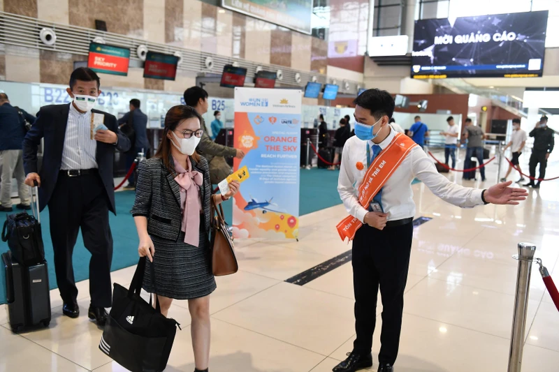 Hành khách được chào đón đặc biệt tại sân bay bởi các nhân viên mặt đất phục vụ chuyến bay đều đeo ruy băng, hoa cài màu cam. 