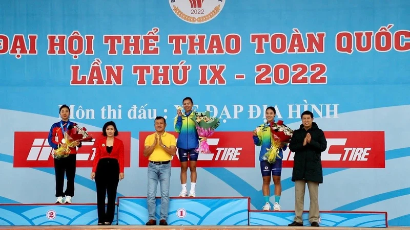 Vận động viên Đinh Thị Như Quỳnh Đoàn Bình Dương (giữa) giành Huy chương Vàng nội dung băng đồng cá nhân nữ.