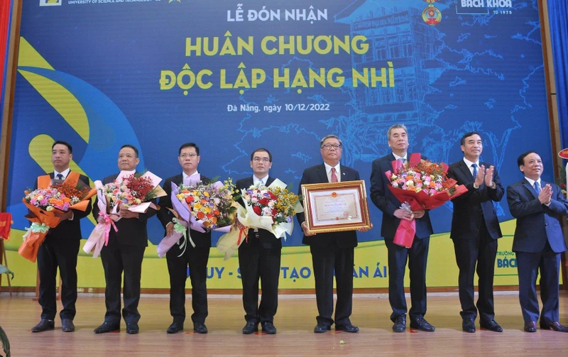 Thừa ủy quyền Chủ tịch nước, ông Lê Trung Chinh, Chủ tịch Ủy ban nhân dân thành phố Đà Nẵng đã trao tặng Huân chương Độc lập hạng Nhì cho tập thể nhà trường.
